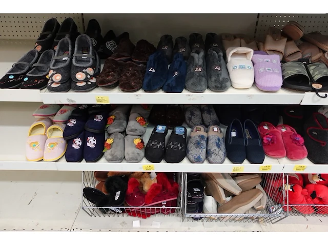 Volledige inhoud rek diverse pantoffels en teenslippers - afbeelding 5 van  5