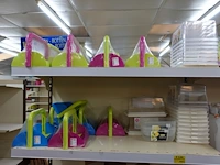 Volledige inhoud rek diverse plastieken potjes - afbeelding 3 van  5