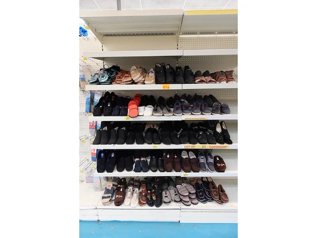 Volledige inhoud rek diverse schoenen - afbeelding 1 van  5