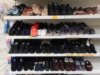 Volledige inhoud rek diverse schoenen - afbeelding 1 van  5