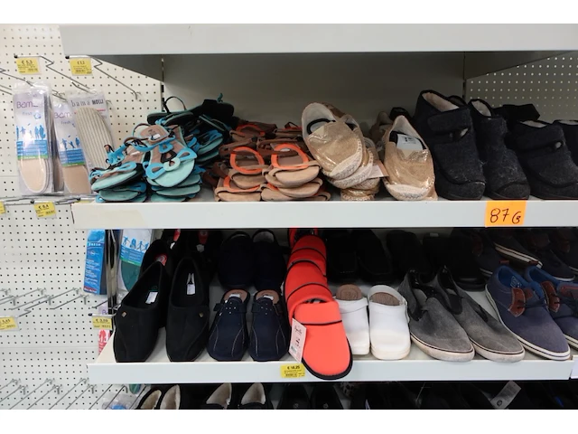 Volledige inhoud rek diverse schoenen - afbeelding 2 van  5