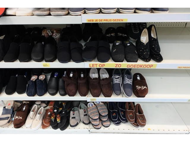 Volledige inhoud rek diverse schoenen - afbeelding 4 van  5