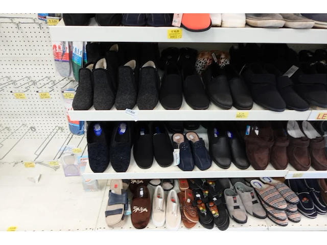 Volledige inhoud rek diverse schoenen - afbeelding 5 van  5