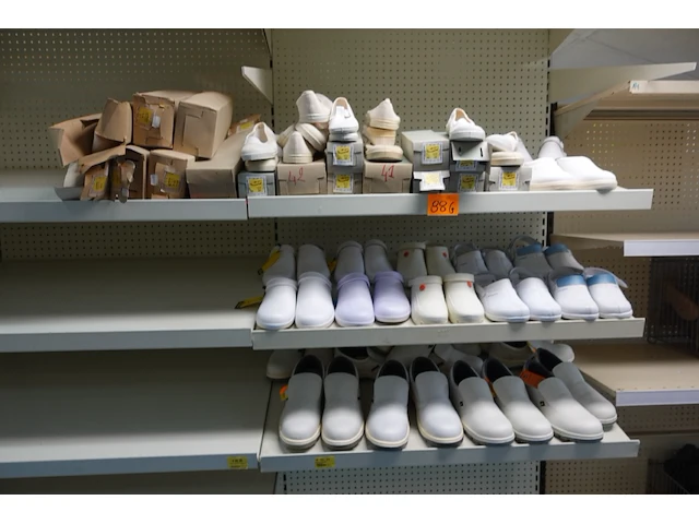 Volledige inhoud rek diverse schoenen - afbeelding 1 van  3