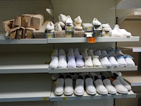 Volledige inhoud rek diverse schoenen - afbeelding 1 van  3