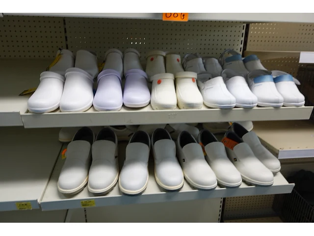 Volledige inhoud rek diverse schoenen - afbeelding 2 van  3
