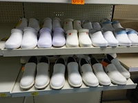 Volledige inhoud rek diverse schoenen - afbeelding 2 van  3