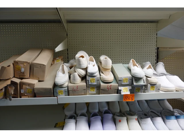 Volledige inhoud rek diverse schoenen - afbeelding 3 van  3