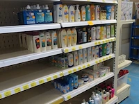 Volledige inhoud rek diverse schoonheidsproducten - afbeelding 1 van  6