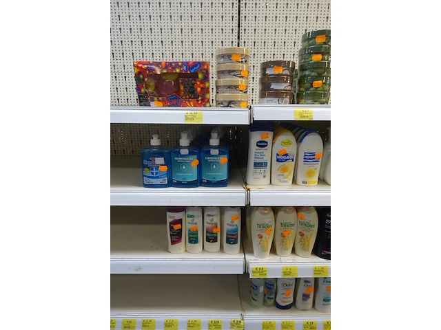Volledige inhoud rek diverse schoonheidsproducten - afbeelding 2 van  6