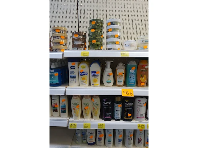Volledige inhoud rek diverse schoonheidsproducten - afbeelding 3 van  6