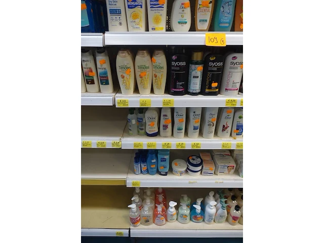 Volledige inhoud rek diverse schoonheidsproducten - afbeelding 4 van  6