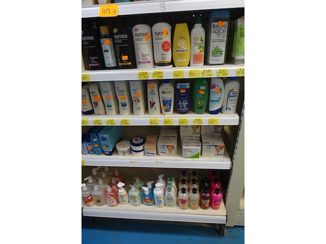 Volledige inhoud rek diverse schoonheidsproducten - afbeelding 5 van  6