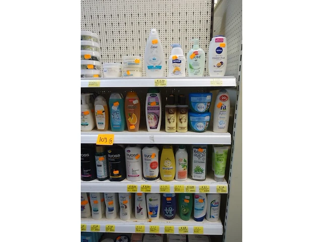 Volledige inhoud rek diverse schoonheidsproducten - afbeelding 6 van  6