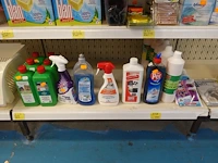 Volledige inhoud rek diverse schoonheidsproducten - afbeelding 2 van  11