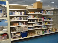 Volledige inhoud rek diverse schoonheidsproducten - afbeelding 1 van  11