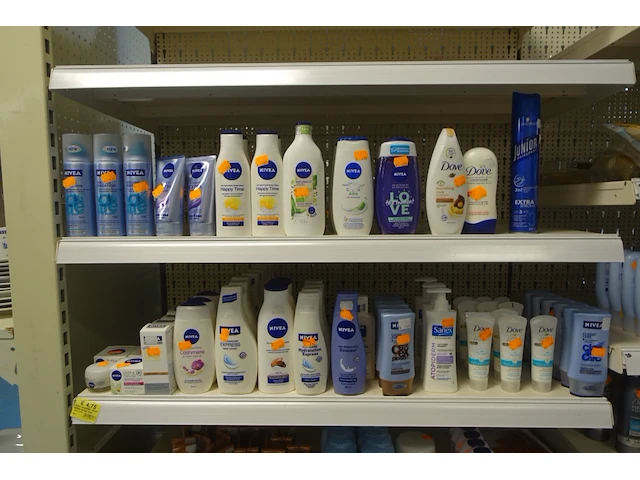 Volledige inhoud rek diverse schoonheidsproducten - afbeelding 4 van  11