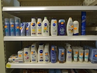 Volledige inhoud rek diverse schoonheidsproducten - afbeelding 4 van  11