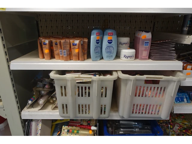 Volledige inhoud rek diverse schoonheidsproducten - afbeelding 5 van  11