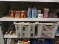 Volledige inhoud rek diverse schoonheidsproducten - afbeelding 5 van  11