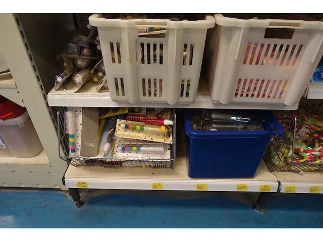 Volledige inhoud rek diverse schoonheidsproducten - afbeelding 6 van  11