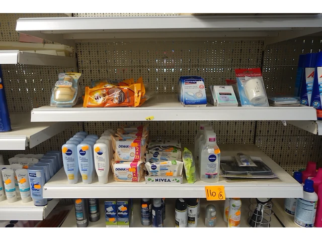 Volledige inhoud rek diverse schoonheidsproducten - afbeelding 7 van  11