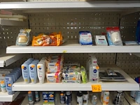 Volledige inhoud rek diverse schoonheidsproducten - afbeelding 7 van  11