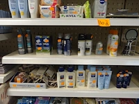 Volledige inhoud rek diverse schoonheidsproducten - afbeelding 8 van  11