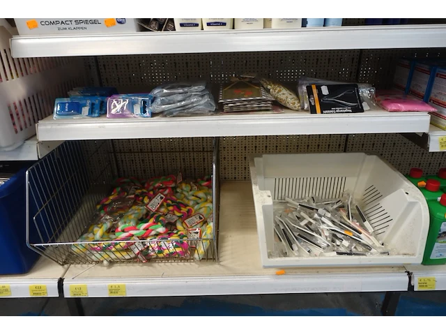 Volledige inhoud rek diverse schoonheidsproducten - afbeelding 9 van  11