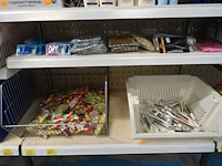 Volledige inhoud rek diverse schoonheidsproducten - afbeelding 9 van  11