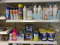 Volledige inhoud rek diverse schoonheidsproducten - afbeelding 10 van  11