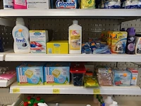 Volledige inhoud rek diverse schoonheidsproducten - afbeelding 11 van  11