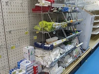 Volledige inhoud rek diverse schoonmaakaccessoires en toebehoren - afbeelding 1 van  10