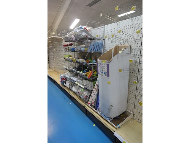 Volledige inhoud rek diverse schoonmaakaccessoires en toebehoren - afbeelding 3 van  10