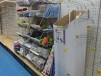 Volledige inhoud rek diverse schoonmaakaccessoires en toebehoren - afbeelding 3 van  10