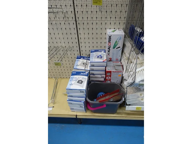Volledige inhoud rek diverse schoonmaakaccessoires en toebehoren - afbeelding 4 van  10