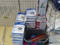 Volledige inhoud rek diverse schoonmaakaccessoires en toebehoren - afbeelding 4 van  10