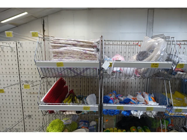 Volledige inhoud rek diverse schoonmaakaccessoires en toebehoren - afbeelding 5 van  10