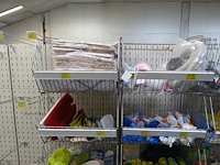 Volledige inhoud rek diverse schoonmaakaccessoires en toebehoren - afbeelding 5 van  10