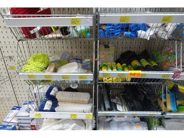 Volledige inhoud rek diverse schoonmaakaccessoires en toebehoren - afbeelding 6 van  10