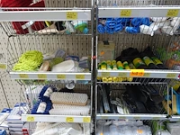 Volledige inhoud rek diverse schoonmaakaccessoires en toebehoren - afbeelding 6 van  10