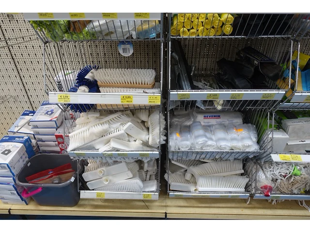 Volledige inhoud rek diverse schoonmaakaccessoires en toebehoren - afbeelding 7 van  10
