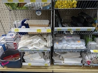 Volledige inhoud rek diverse schoonmaakaccessoires en toebehoren - afbeelding 7 van  10