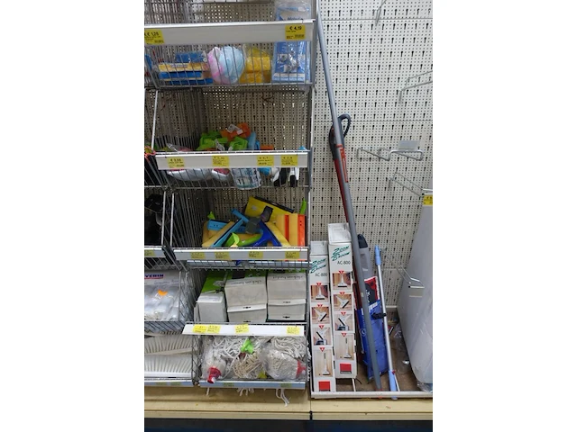 Volledige inhoud rek diverse schoonmaakaccessoires en toebehoren - afbeelding 8 van  10