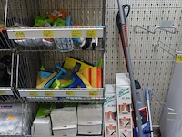 Volledige inhoud rek diverse schoonmaakaccessoires en toebehoren - afbeelding 8 van  10