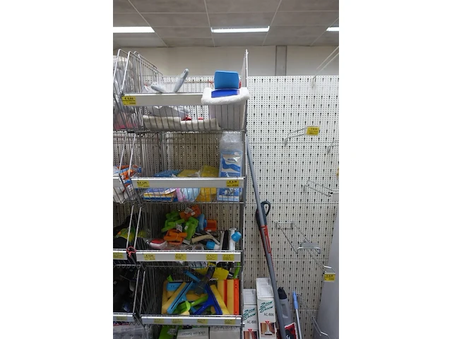 Volledige inhoud rek diverse schoonmaakaccessoires en toebehoren - afbeelding 9 van  10