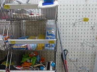 Volledige inhoud rek diverse schoonmaakaccessoires en toebehoren - afbeelding 9 van  10