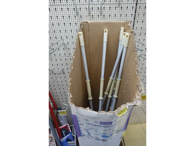 Volledige inhoud rek diverse schoonmaakaccessoires en toebehoren - afbeelding 10 van  10