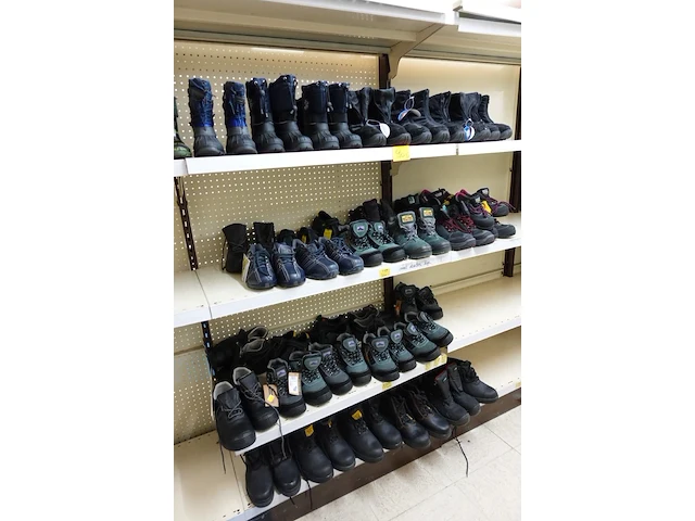 Volledige inhoud rek diverse werkschoenen - afbeelding 1 van  3