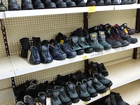 Volledige inhoud rek diverse werkschoenen - afbeelding 1 van  3